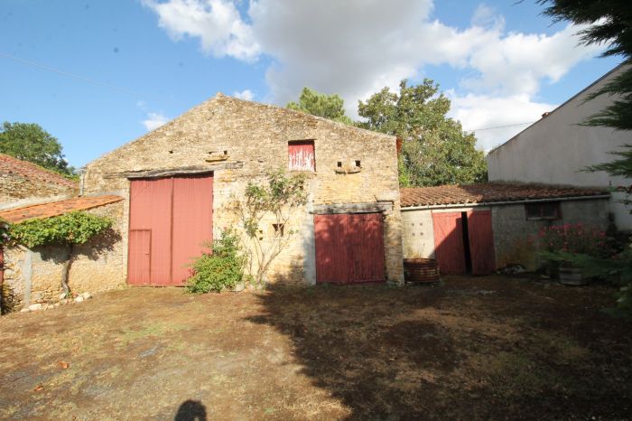 Jolie maison de campagne à vendre CHANTONNAY au prix de 75250 euros