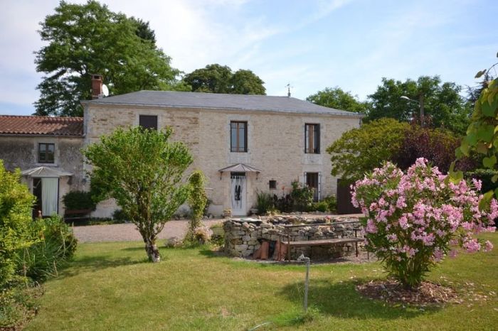 Belle proprit en pierres avec vastes dpendances STE HERMINE immobilier à vendre au prix de 199000 euros