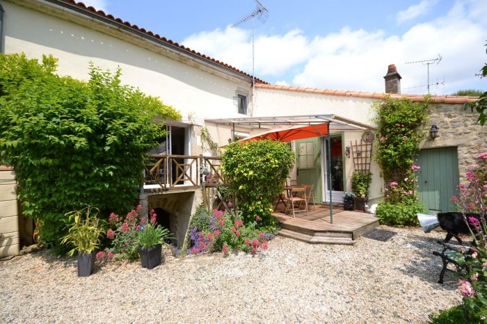 Exclusivit - Jolie maison avec un trs beau jardin arbor à vendre CHANTONNAY au prix de 180200 euros