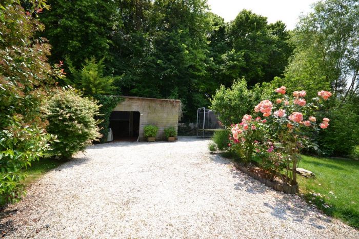 Exclusivit - Jolie maison avec un trs beau jardin arbor CHANTONNAY immobilier à vendre au prix de 180200 euros