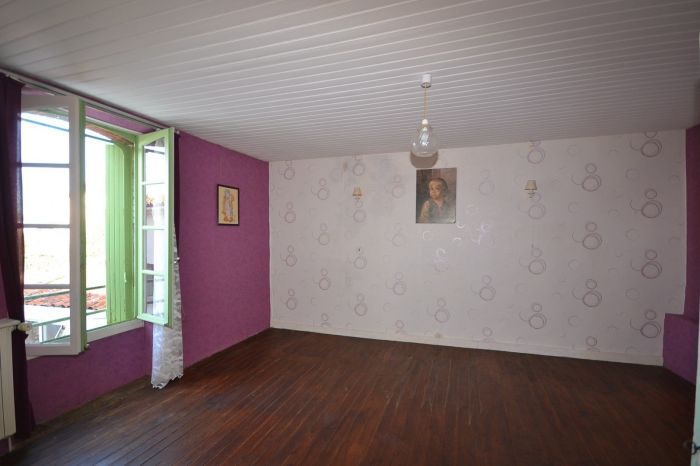 Vaste maison de Bourg avec jardin clos à vendre ST HILAIRE LE VOUHIS au prix de 96300 euros