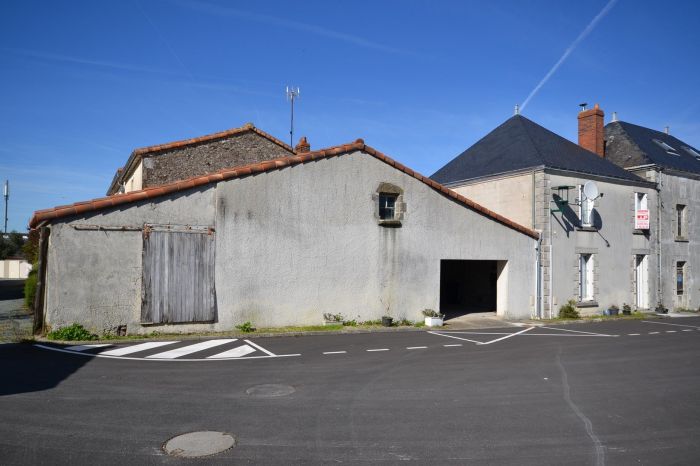 Jolie maison de bourg rnove CHANTONNAY immobilier à vendre au prix de 65100 euros