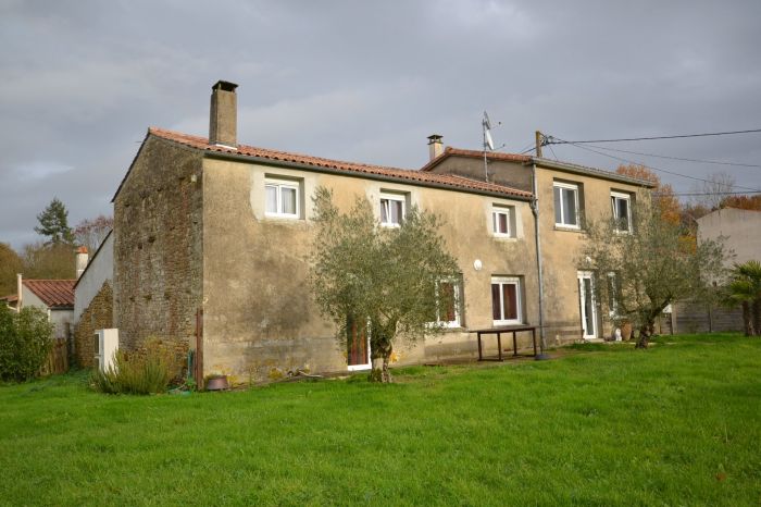 Maison ancienne dans village STE HERMINE immobilier à vendre au prix de 169600 euros