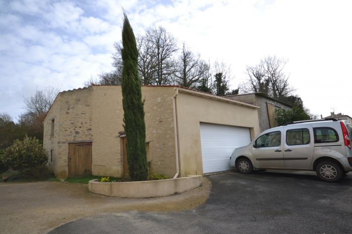 Charmante maison d'habitation, idallement situe  CHANTONN CHANTONNAY immobilier à vendre au prix de 247900 euros