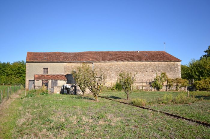 Maison ancienne dans village à vendre BAZOGES EN PAREDS au prix de 138450 euros