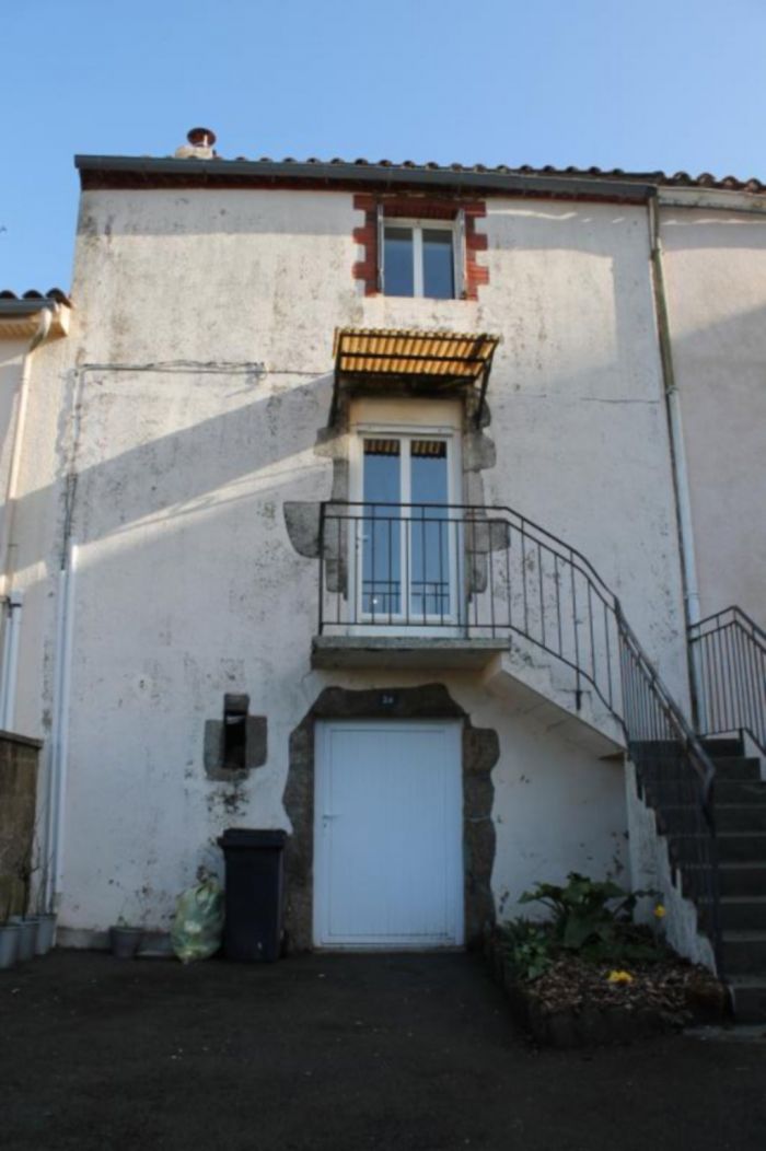 Maison de bourg rnove POUZAUGES immobilier à vendre au prix de 90950 euros