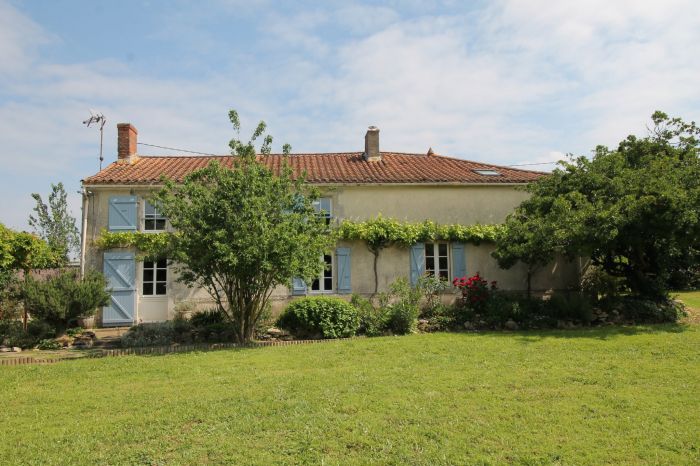 Maison de village rnove CHANTONNAY immobilier à vendre au prix de 238000 euros