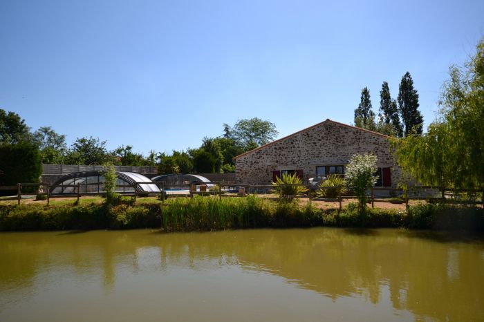 Jolie grange traditionnelle rnove CHANTONNAY immobilier à vendre au prix de 392700 euros