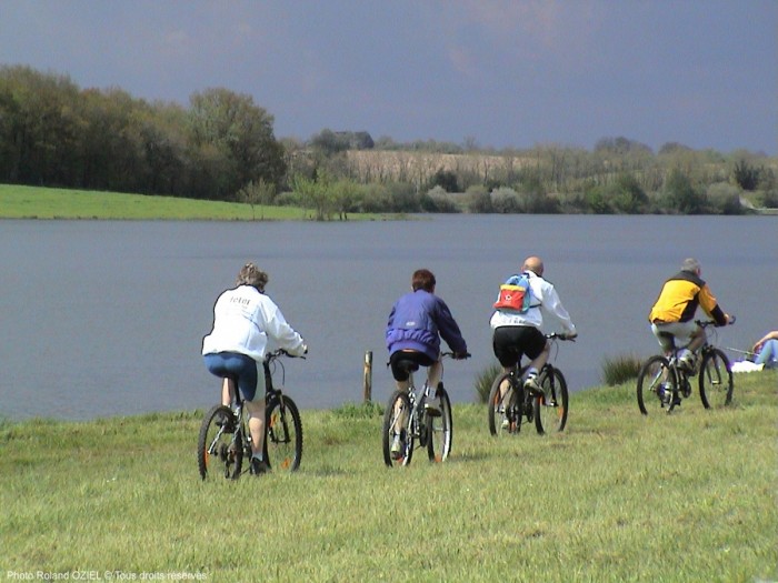 lac de rochereau à vélo