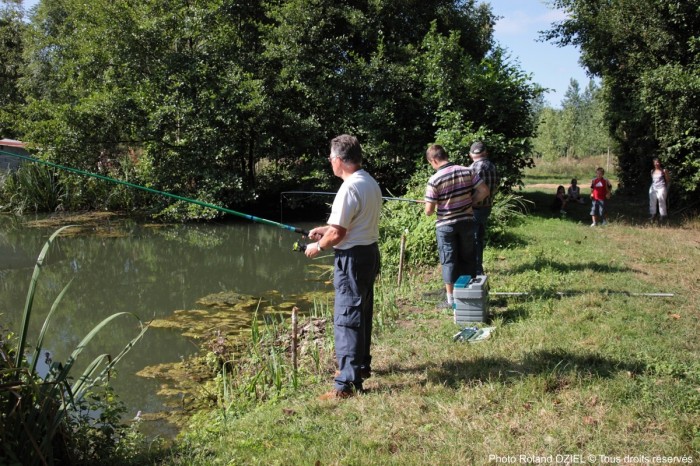 Pecheur à la ligne au bord de la rivière