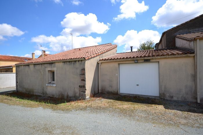 CHAVAGNES LES REDOUX, 15 km Chantonnay et 9 km Pouzauges CHAVAGNES LES REDOUX immobilier à vendre au prix de 490 euros