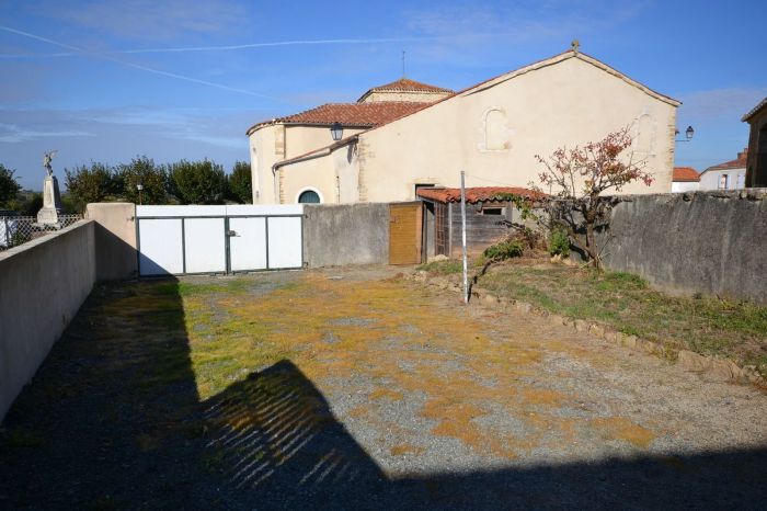 SIGOURNAIS, maison de bourg T4 avec cour à vendre SIGOURNAIS au prix de 560 euros