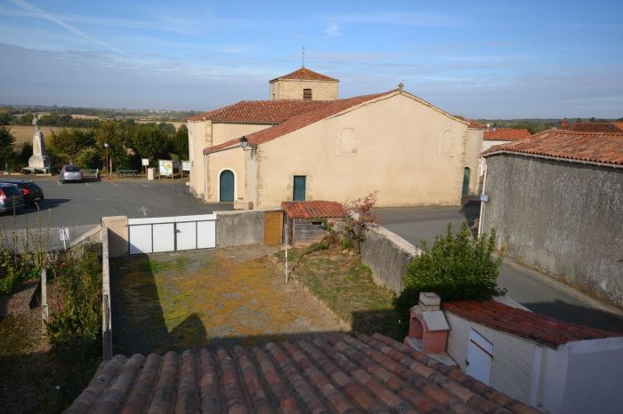 SIGOURNAIS, maison de bourg T4 avec cour SIGOURNAIS immobilier à vendre au prix de 560 euros