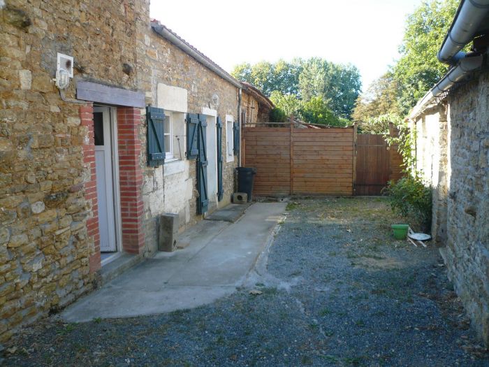 Jolie maison ancienne rnove avec cour close et dpendances SAINT-JUIRE-CHAMPGILLON immobilier à vendre au prix de 629 euros