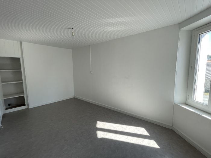 MAISON en vente sur ROCHETREJOUX L0562 au prix de 470 euros