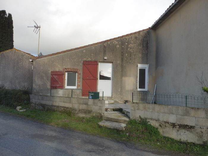 Secteur MOUILLERON EN PAREDS, maison T.4 dans village  SAINT-GERMAIN-L'AIGUILLER immobilier à vendre au prix de 550 euros