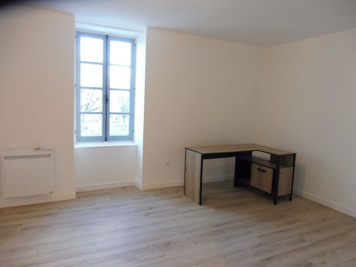 MAISON en vente sur SAINTE-CéCILE L0615 au prix de 500 euros