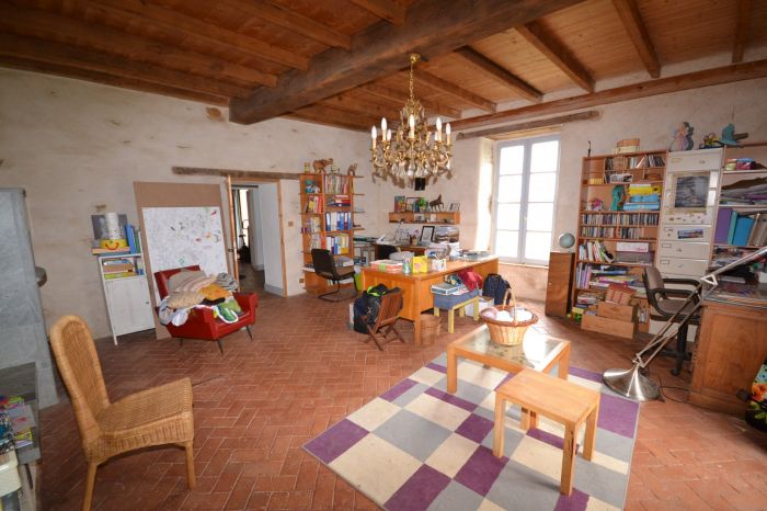 MAISON à vendre sur LES HERBIERS avec 10 pièces