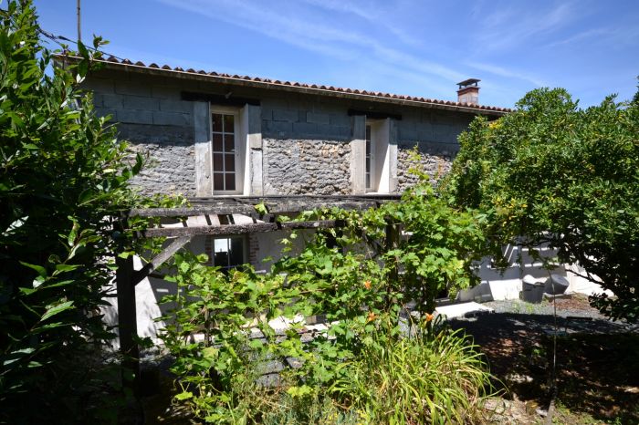 Jolie maison de village CHANTONNAY immobilier à vendre au prix de 101650 euros