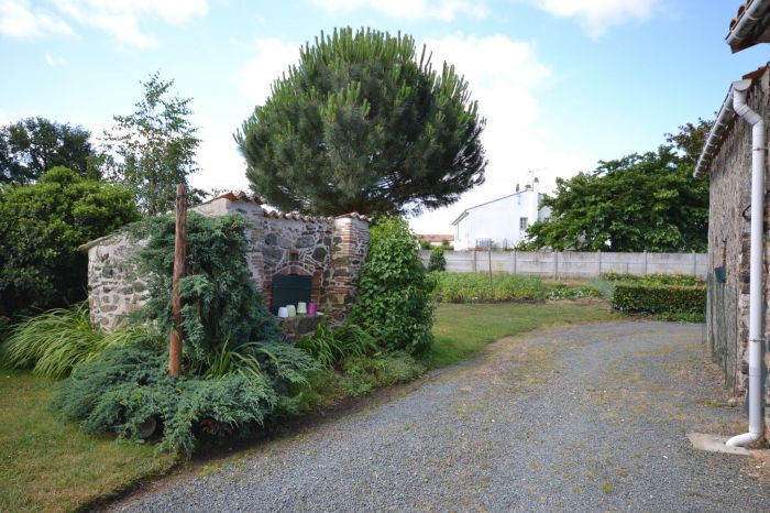 Jolie maison de village CHANTONNAY immobilier à vendre au prix de 185500 euros
