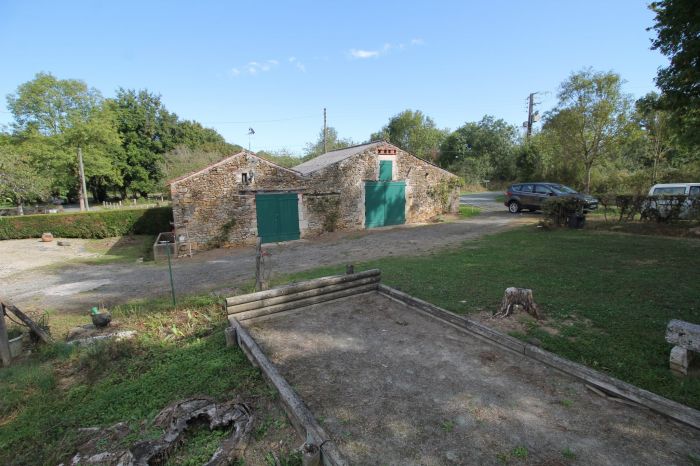 Maison de caractre indpendante à vendre STE HERMINE au prix de 167480 euros