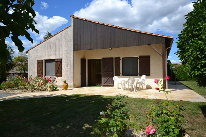 Bel ensemble immobilier avec agrable maison de plain-pied e à vendre LES HERBIERS au prix de 300000 euros