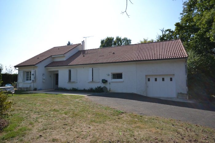 Jolie maison de plain-pied avec terrain arbor à vendre CHANTONNAY au prix de 180200 euros