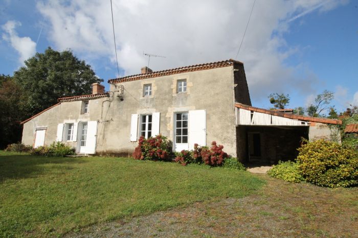 Maison ancienne dans village BOURNEZEAU immobilier à vendre au prix de 128400 euros