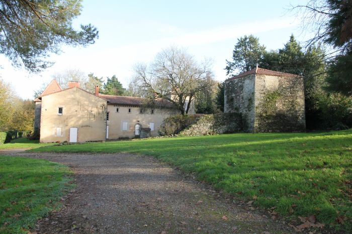 MAISON à vendre sur LES HERBIERS avec 8 pièces