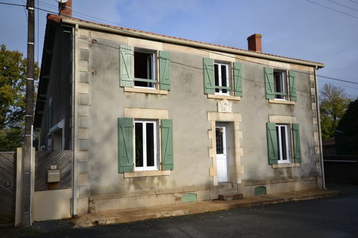 Vaste maison de campagne rnove à vendre CHANTONNAY au prix de 201400 euros