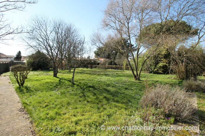 Vaste maison dans bourg avec coles et premiers commerces à vendre CHANTONNAY au prix de 154425 euros