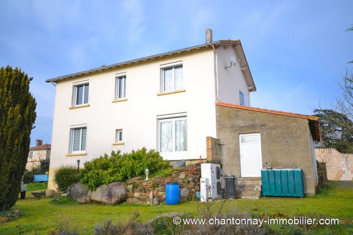 Vaste maison dans bourg avec coles et premiers commerces CHANTONNAY immobilier à vendre au prix de 154425 euros