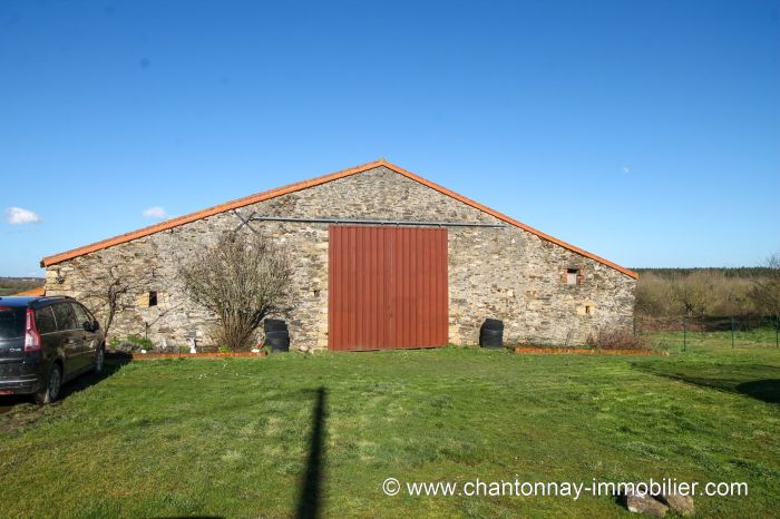 Joli corps de ferme rnov avec got au calme de la campagne à vendre CHANTONNAY au prix de 315000 euros