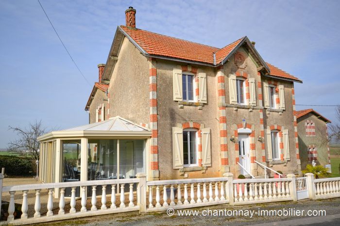 Trs jolie maison de caractre en parfait tat d'entretien CHANTONNAY immobilier à vendre au prix de 263750 euros