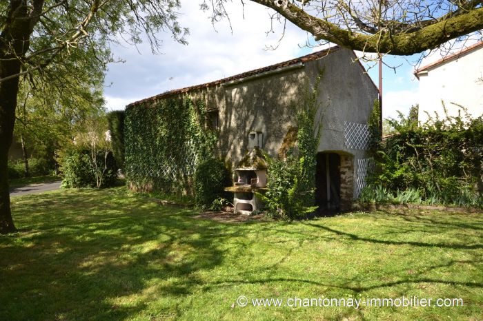 Proche CHANTONNAY. Beaux volumes pour cette maison sur sous- à vendre CHANTONNAY au prix de 138450 euros