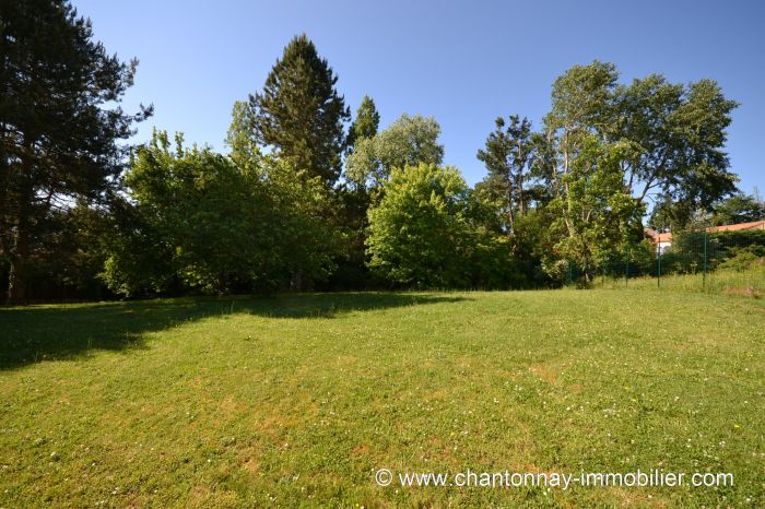  Bel emplacement pour cette maison de 2017 offrant de beaux  à vendre CHANTONNAY au prix de 367500 euros