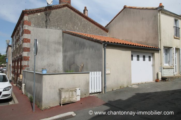 Beaux volumes pour cette agrable maison de ville lumineuse  BOURNEZEAU immobilier à vendre au prix de 135255 euros