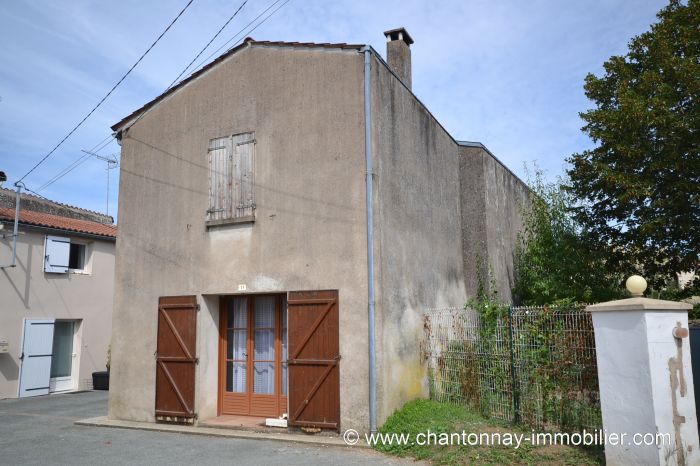 Idalement situ - Proche centre ville. Maison ancienne  à vendre CHANTONNAY au prix de 65100 euros