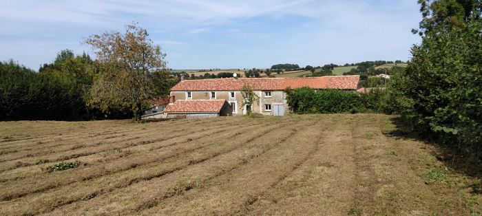 Jolie maison ferme  finir de rnover - Pour les amoureux de LA CHATAIGNERAIE immobilier à vendre au prix de 133125 euros