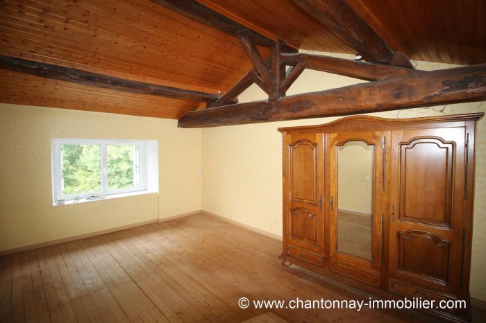 Maison ancienne habitable de suite en vente sur CHANTONNAY M6026 au prix de 59675 euros