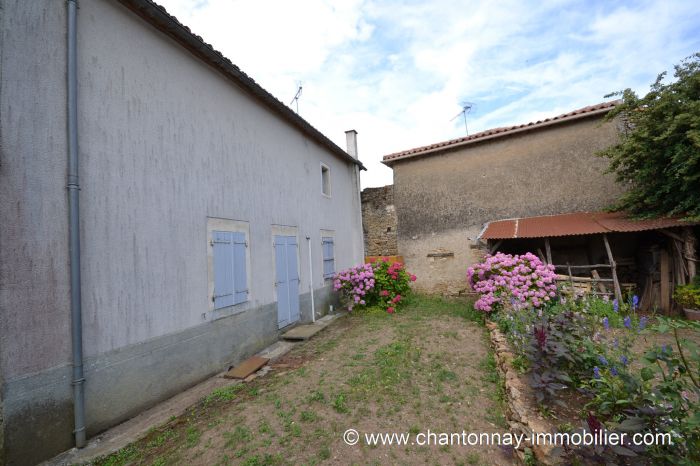 Maison ancienne de bourg  fort potentiel de rnovation à vendre CHANTONNAY au prix de 80625 euros