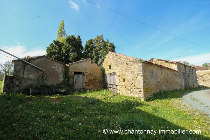Ancien corps de ferme  rnover entirement - Beau potentiel à vendre LA CHTAIGNERAIE au prix de 107000 euros