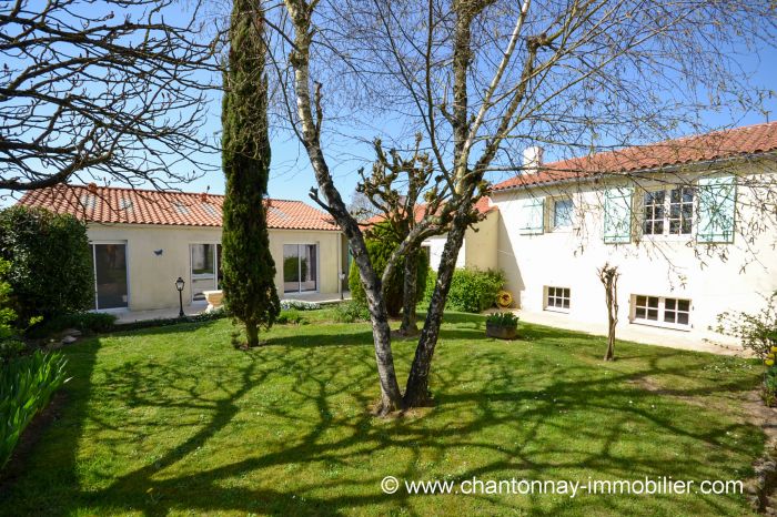 Agrable maison lumineuse et bon tat offrant de beaux volum CHANTONNAY immobilier à vendre au prix de 221550 euros