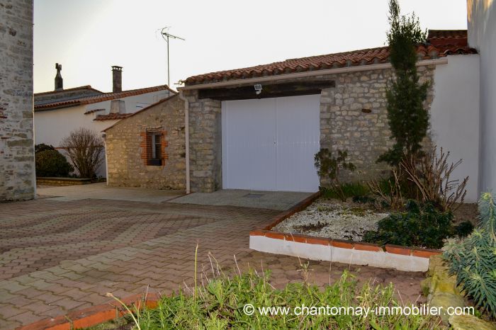 Jolie maison ancienne de village en pierres rnove avec go CHANTONNAY immobilier à vendre au prix de 189740 euros