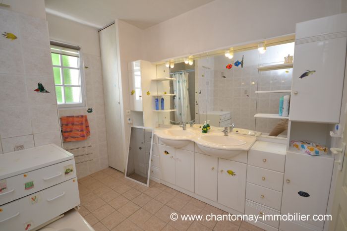 Charmante maison de plain-pied 4 chambres proche coles et c à vendre SAINT-GERMAIN-DE-PRINAY au prix de 232000 euros