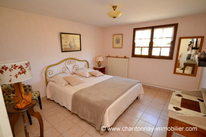 Jolie maison 'familiale' sur sous-sol offrant 5 chambres à vendre CHANTONNAY au prix de 232100 euros