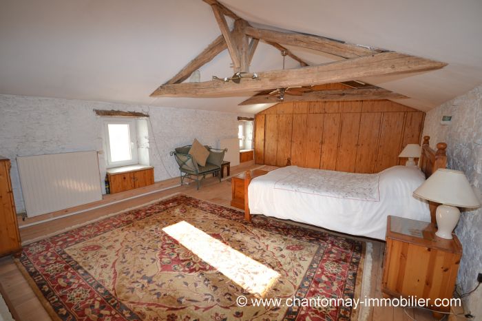 Jolie maison de ferme offrant de belles surfaces. à vendre CHANTONNAY au prix de 273000 euros