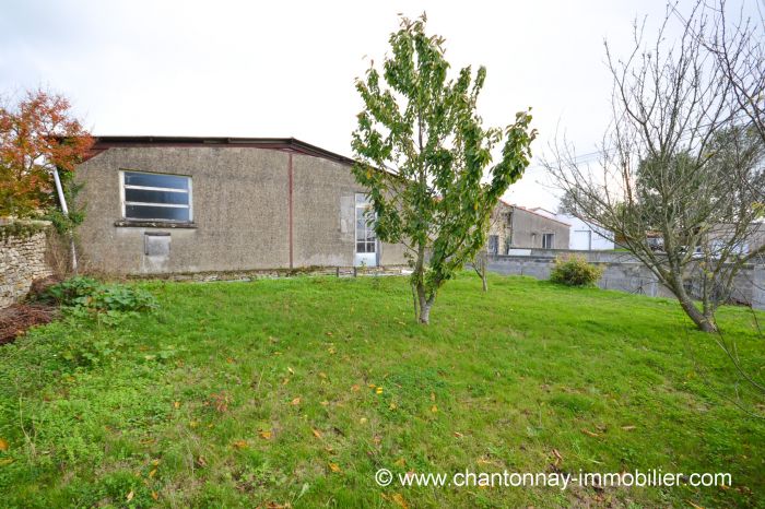 Maison en pierre avec de grandes dpendances à vendre CHANTONNAY au prix de 112350 euros