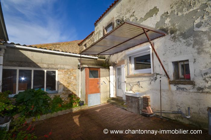 Maison en pierre avec de grandes dpendances CHANTONNAY immobilier à vendre au prix de 112350 euros