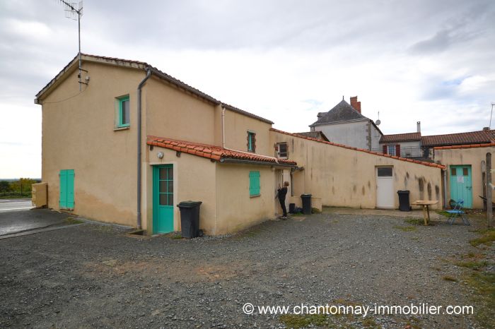 MAISON à vendre sur POUZAUGES avec 22 pièces